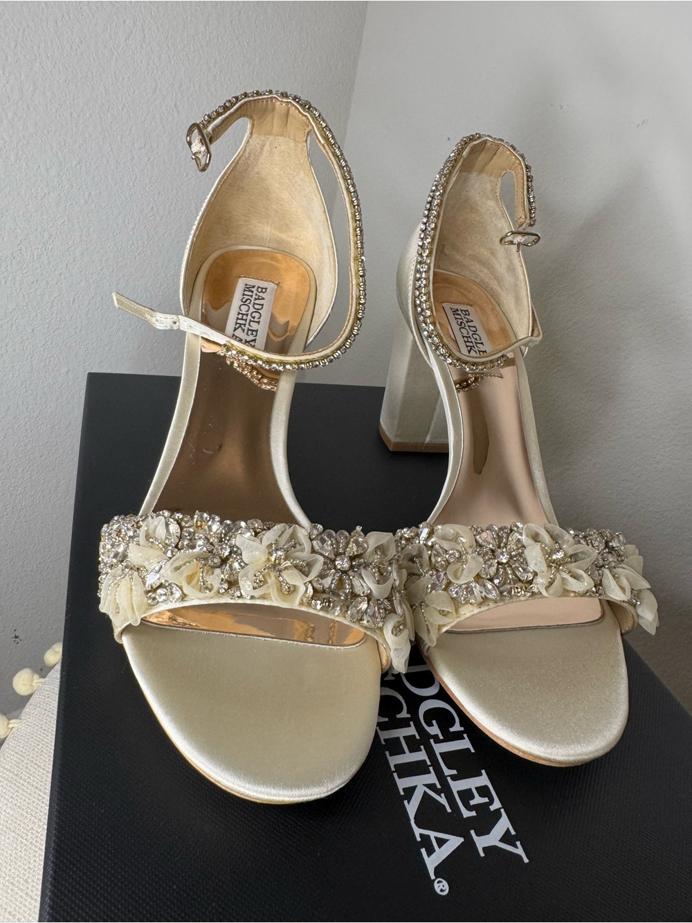 * New In Box * Badgley Mischka Finesse Satin Pumps w/ Crystals Size 7.5 - Picture 9 of 16